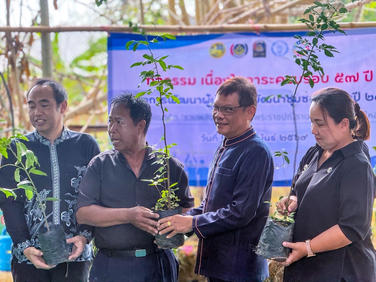  พช.ถลางดำเนินกิจกรรมขยายผลคลังอาหารสู่ชุมชนนำร่องจากกิจกรรมเส้นทางนี้มีผล ผู้คนรักกัน สู่กิจกรรม "1 อำเภอ 1 หมู่บ้านต้นแบบ" บ้านลิพอนใต้